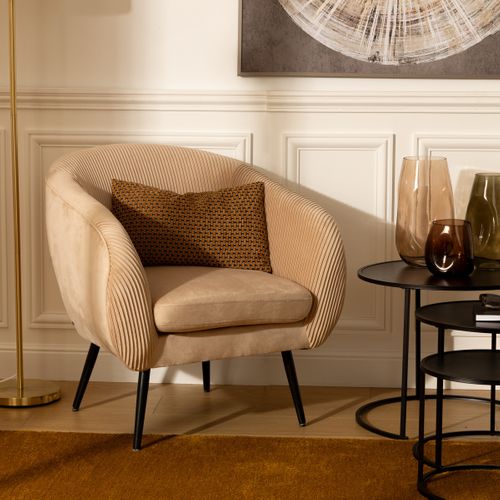 Fauteuil En Velours Beige Plissé Et Pieds En Métal Noir