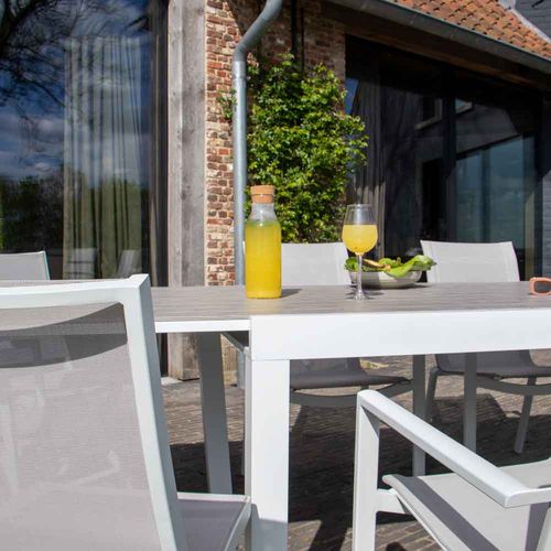 Ensemble Tulum 6/10p En Alu Blanc Et Plateau En Alu Décors Bois, 6 Fauteuils Et 4 Chaises Pliantes