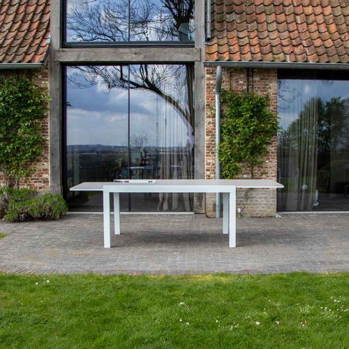 Table Tulum 6/10 Personnes Structure Aluminium Blanche, Plateau En Aluminium Décors Bois Gris