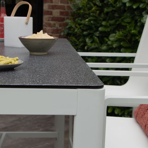 Ensemble Barset En Alu Blanc Avec Plateau Réversible Coté Pierre Et Coté Verre, 4 Chaises Hautes