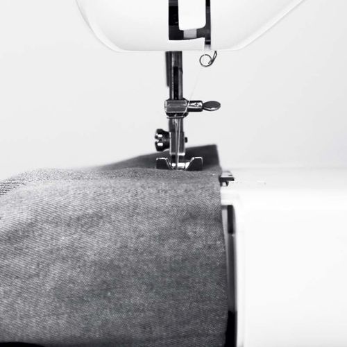 Machine à Coudre 14 Points Avec Eclairage LED Et Boite D'accessoires Mac3pop