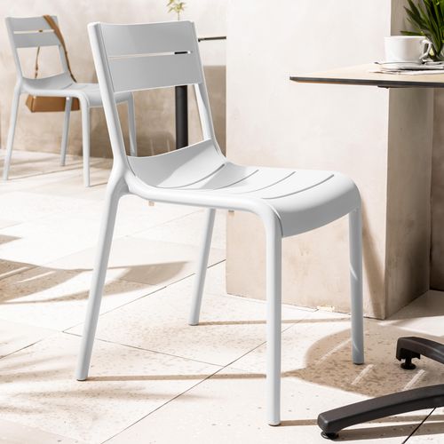 Chaise Blanche De Terrasse En Plastique
