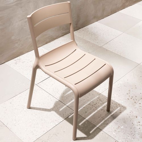 Chaise Beige De Terrasse En Plastique