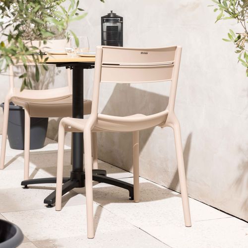 Chaise Beige De Terrasse En Plastique