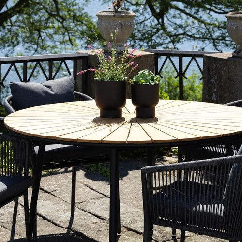 Table De Jardin Ronde 130cm Plateau En Lames De Teck Et Pieds Métal Noir - Karrige