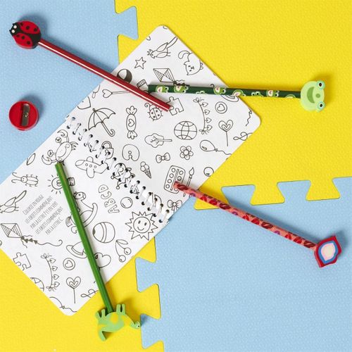 Kit Créatif Comprenant Un Cahier D'activités, 17 Crayons De Couleur, 3 Crayons à Papier Et Gommes -