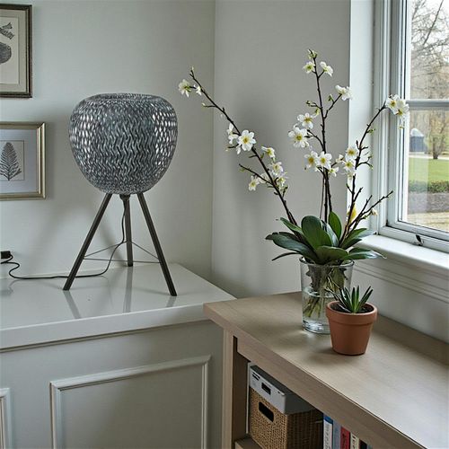 Lampe Forme Pomme En Bambou Ajouré Tons Gris Bleuté Et Pieds Métal D33xh59cm