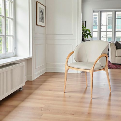 Chaise En Cuir Gris Clair Dos Rond Accoudoirs Bois Clair Alder