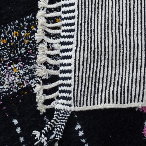 Authentique Tapis Berbère 220x360 Fait à La Main En Laine Noir Et Rouge Beni Ouarain De