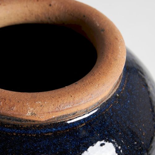 Jarre En Céramique Bleue Profonde Et Base Naturelle