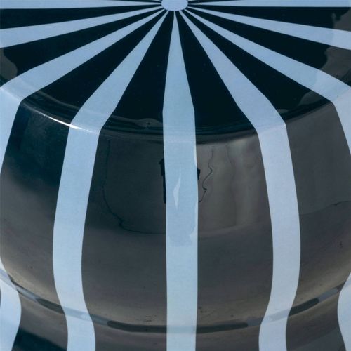 Table D Appoint Design Bleu Finition Brillante Et Courbes Ludiques