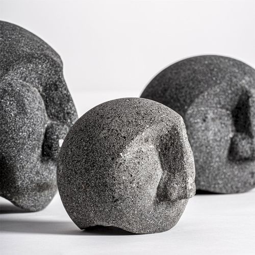 Figure Décorative Contemporaine En Roche Volcanique Noire