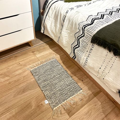 Tapis 40 X 60 Cm En Coton Brodé De Motifs Chevrons Gris Clair – Glow