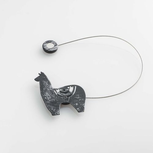 1 Embrasse Aimantee Yzma Le Lama Noir Argent