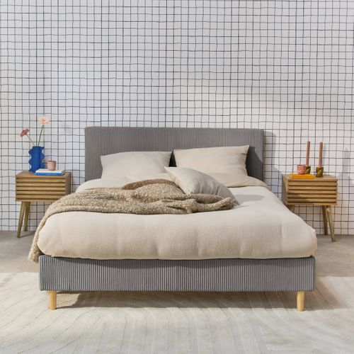 Lit Avec Sommier à Lattes Et Tête De Lit. L 211 X P 167.5 X H 89cm. Gris. Finition Velours Côtelé