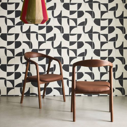 Lot De 2 Fauteuils Structure Bois D'hévéa. Assise Simili Cuir. Teinte Noyer Vintage. L 55 X P 57 X