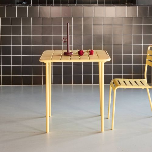Table De Jardin Métal 2 Places. Jaune. Amelia. 70x70cm. Traitement Antirouille. Lattes Et Bords