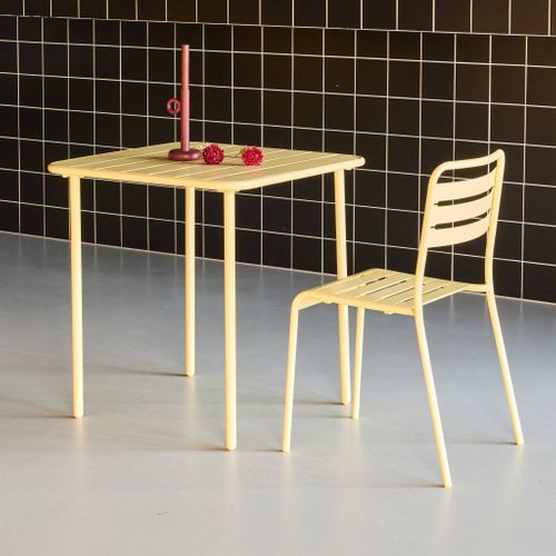 Table De Jardin Métal 2 Places. Jaune. Amelia. 70x70cm. Traitement Antirouille. Lattes Et Bords