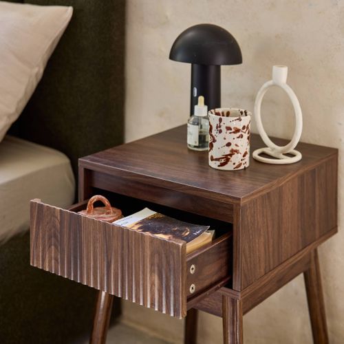 Table De Chevet Avec Un Tiroir. Panneaux Stratifiés Couleur Noyer. Pied En Bois De Sapin.  L 39 X L