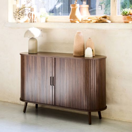 Buffet Scandinave 2 Portes Coulissantes. 4 Compartiments. Décor Bois Rainuré. Couleur Noyer. Buffet