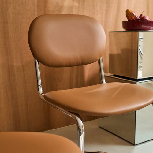 Lot De 2 Chaises Cantilever Arrondie Métal. Simili Marron Et Pieds Chromés - L 47 X P 54.5 X H