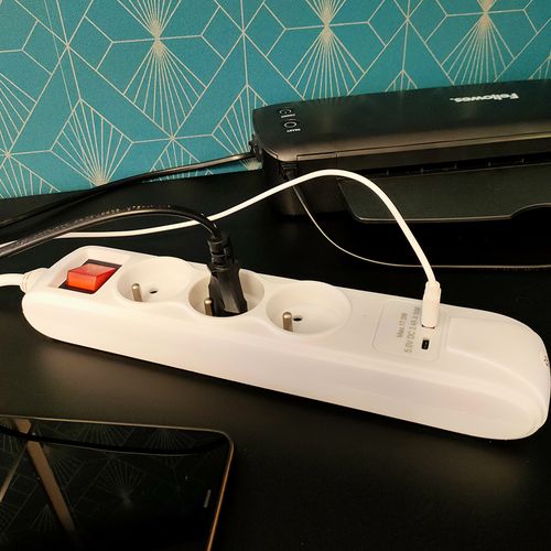 Bloc Multiprise Puissant 3500w Avec 3 Prises Classiques, 2 Ports USB-a Et USB-c, Câble De 1m