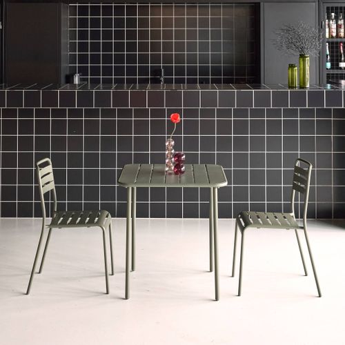 Table De Jardin Métal + 2 Assises Kaki Amélia. Lattes Et Bords Arrondis. Traitement Antirouille