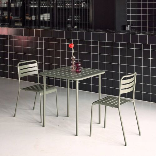 Table De Jardin Métal + 2 Assises Kaki Amélia. Lattes Et Bords Arrondis. Traitement Antirouille