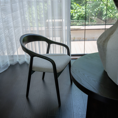 Chaise Style Scandinave En Bois Noir Avec Assise En Tissu Beige Clair Chiné – Élégance Et Confort