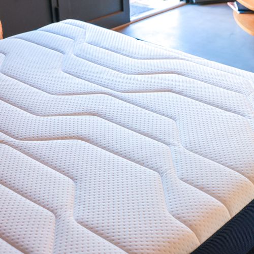 Matelas mousse 140x190 cm avec 3 cm de latex FLOW 400 ép. 25 cm