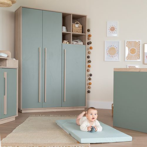 Armoire Enfant 3 Portes 4 Niches - Fermeture Douce - Vert Sauge Et Effet Noyer - Selva