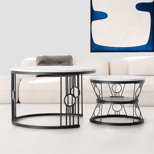 Table Basse Gigogne De Style Moderne, Une Structure Noire Et Un Plateau Texturé Marbre.