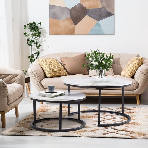 Deux Tables Basses Rondes Gigognes, Apportant Une Touche De Modernité Et D'élégance à La Pièce.