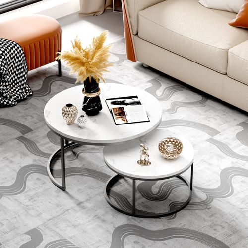 Deux Tables Basses Rondes Gigognes, Apportant Une Touche De Modernité Et D'élégance à La Pièce.