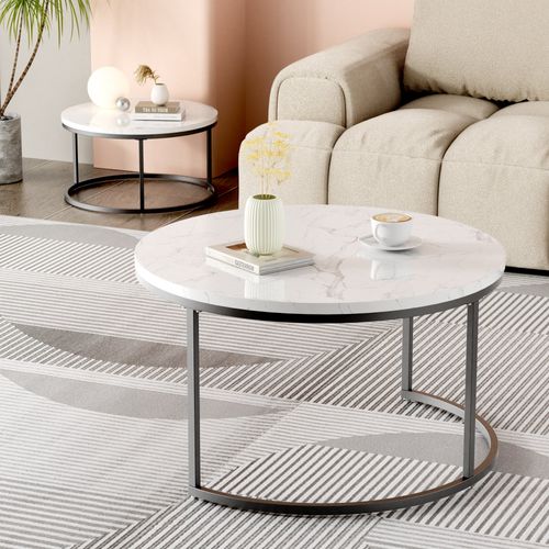 Deux Tables Basses Rondes Gigognes, Apportant Une Touche De Modernité Et D'élégance à La Pièce.