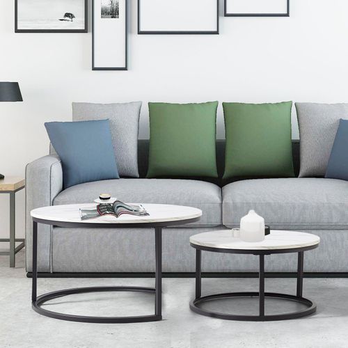 Deux Tables Basses Rondes Gigognes, Apportant Une Touche De Modernité Et D'élégance à La Pièce.