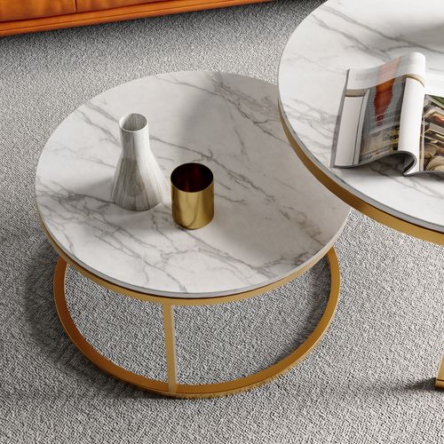 Ensemble De Deux Tables Basses Gigognes Rondes Avec Cadres En Métal Doré Et Plateaux En Marbre Blanc