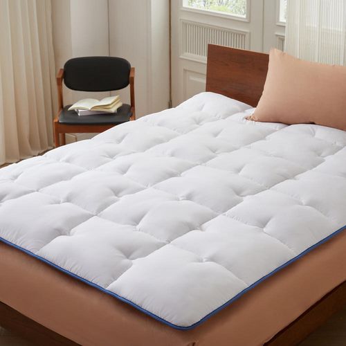 Surmatelas Enveloppant 140 X 190 Cm En Microfibre Respirante Avec Liseré Bleu – Moelleux – 2 Places