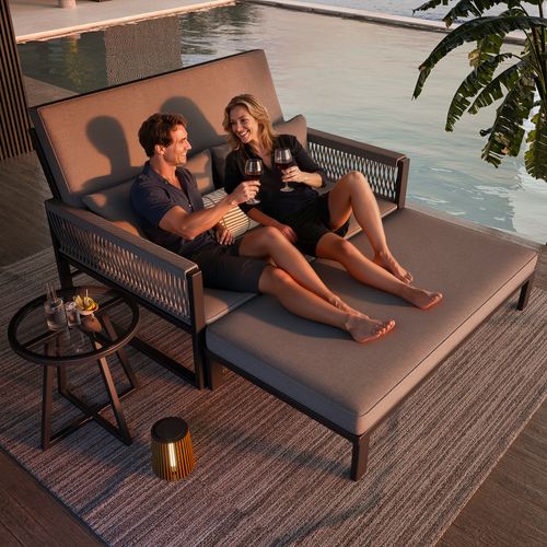 Bain De Soleil Transat En Fer Avec Accoudoirs Tressés, Avec Table Basse En Verre Et Coussins Gris