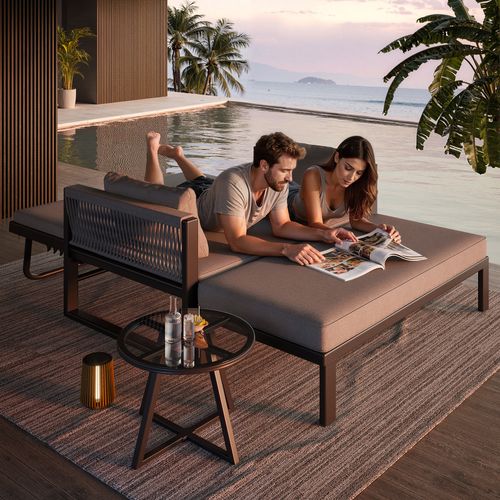 Bain De Soleil Transat En Fer Avec Accoudoirs Tressés, Avec Table Basse En Verre Et Coussins Gris