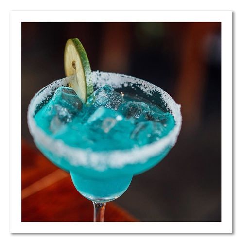 Tableau Verre De Bois Avec Une Boisson Bleue 90 X 90 Cm Bleu