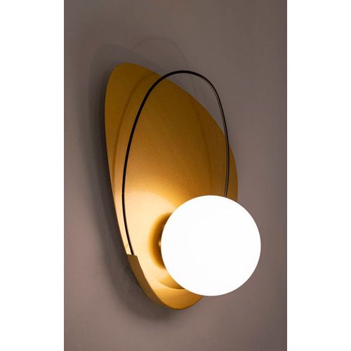 Applique Murale Dorée Avec Abat-jour Blanc Mat Et Décoration Noire 28x17x32 Cm