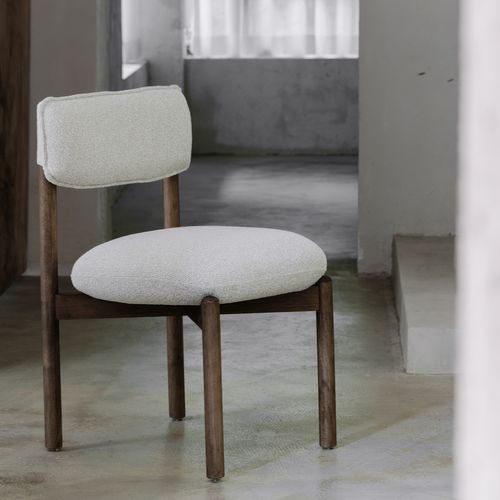 Chaise En Bois Noyer Avec Assise Beige, Design Moderne Et Élégant