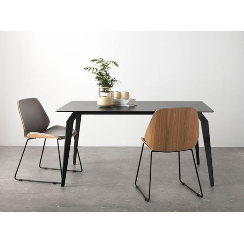 Table En Céramique Grise Avec Pieds En Métal 150x91