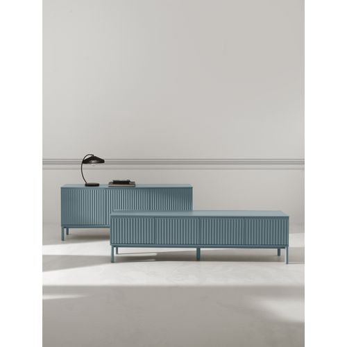 Buffet Bleu Avec Rainures Sur Les Portes Et Les Côtés