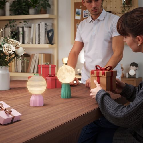 Lot 2 Lampes à Poser De Table Planètes 3d Saturne Et Lune, USB, 3 Couleurs, Ø15xh27,5/23,5 Cm