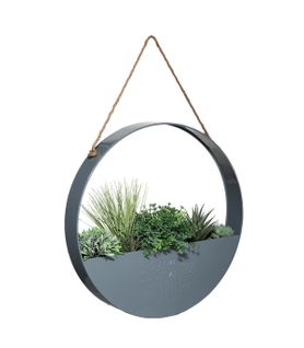 Plantes Vertes Artificielles Dans Suspension En Métal Gris