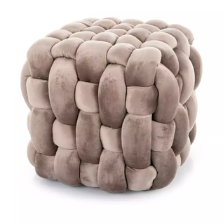 Pouf Tressé En Velours Beige Avec Assise Généreuse Et Structure Carrée Propulz