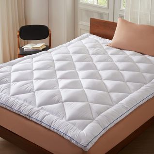 Surmatelas Douceur 140 X 190 Cm En Microfibre Respirante Avec Liseré Bleu – Moelleux  –  2 Places