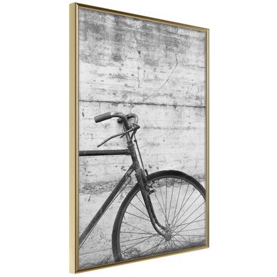 Affiche Murale Encadrée "bicycle Leaning Against The Wall" 30 X 42 Cm Doré